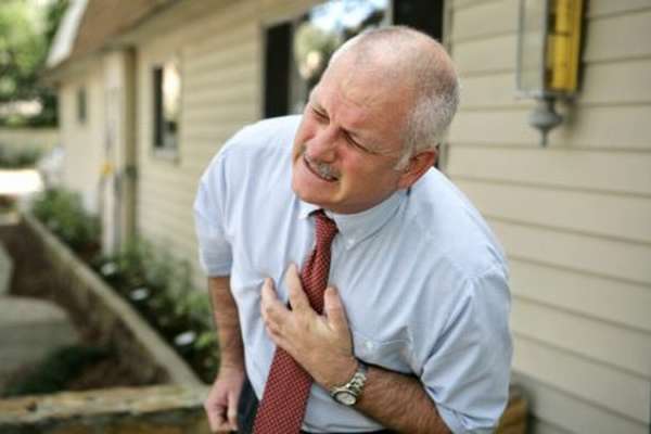 Как отличить болевые ощущения при сердечных патологиях, от боли в сердце, при остеохондрозе, по симптомам?