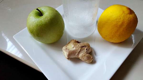 Напиток из имбиря, лимона и яблока