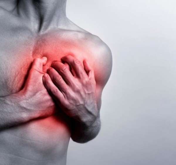 Насколько опасной может быть колющая боль в области сердца, возникающая при вдохе?