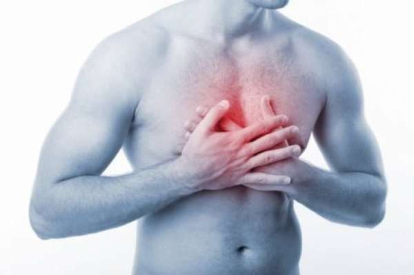 Причины болей за грудиной посередине, что делать для их устранения?