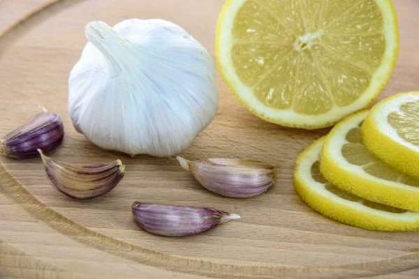 Какие народные средства и рецепты с лимоном и чесноком помогают от повышенного холестерина, отзывы пациентов и врачей