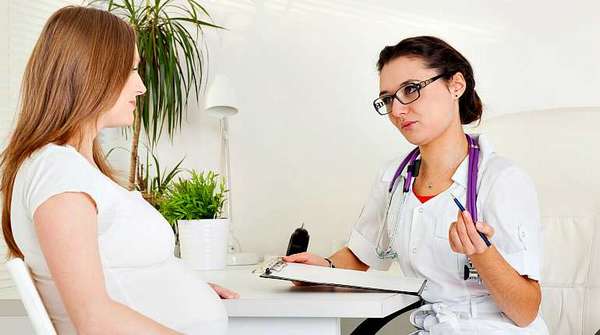 Беременную женщину консультирует врач
