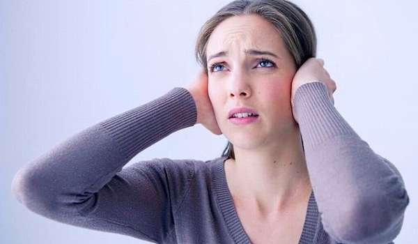 Каковы симптомы кохлеарного неврита слухового нерва?